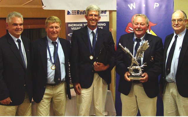 Links is DP Burger (voorsitter: OBK) en regs Lee Wiid (voorsitter: WPDSAA) saam met die Goue Medalje wenners,  met vlnr Erik Dahl, Patrick Christodoulou en Frans Kennedy